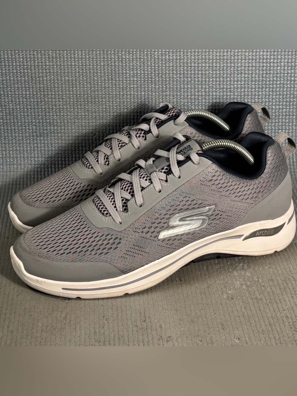 Skechers Men's Gowalk Arch Fit Gray Athletic Shoes‎ Size 10.5